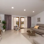 Modern Matuzzi By Istrabook Villa *