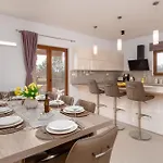 Villa Modern Matuzzi By Istrabook